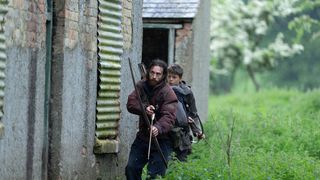 人間が凶暴化するウイルスで国が壊滅…ダニー・ボイルが語る“その後”『28年後…』特別映像が公開
