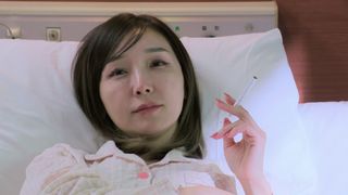 加護亜依、Netflixコメディー「罵倒村」出演 因縁のアイテムを手にしたカット公開