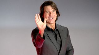 トム・クルーズ、危険な空中スタント中にニコニコしすぎて監督に注意されていた