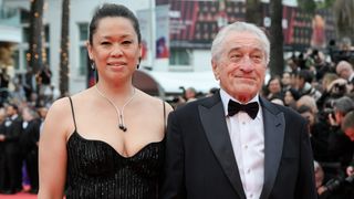 ロバート・デ・ニーロ81歳、恋人とカンヌにラブラブ登場!2年前に娘が誕生
