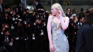 カンヌで今年最長19分のスタンディングオベーション!エル・ファニング感涙
