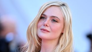胸元ざっくり!エル・ファニングがカンヌで魅了「女神」「美しすぎる」
