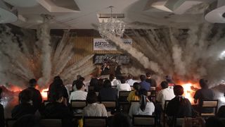 別府の老舗ホテルで爆破ロケ！報道陣を巻き込みド派手に大爆発