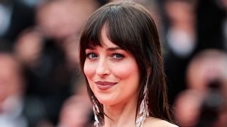 ダコタ・ジョンソン、露出度高すぎな服でトーク番組に出演し後悔…ティッシュで隠す
