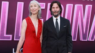 キアヌ・リーヴス、恋人とラブラブ登場！『ジョン・ウィック』シリーズ新作の上映会に