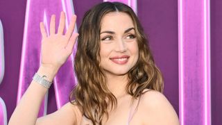 サイドざっくり！アナ・デ・アルマスが大胆ドレスで魅了