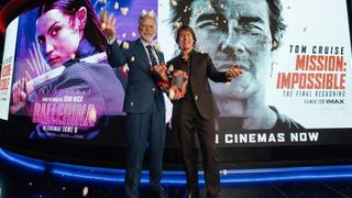 トム・クルーズ、ウワサのアナ・デ・アルマス主演作をアピール