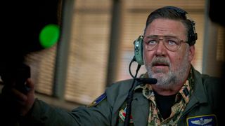 ラッセル・クロウが無人戦闘機の操縦官に！壮絶サバイバル『ランド・オブ・バッド』8月公開