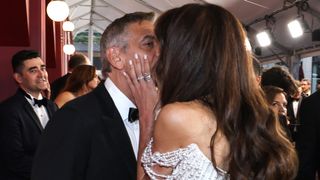 ジョージ・クルーニー、妻とラブラブ！レッドカーペットで熱烈キス