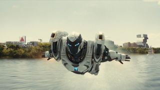 マーベル新ドラマ「アイアンハート」本予告編公開 J.A.R.V.I.S.彷彿の相棒AIが登場