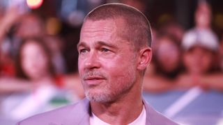 ブラッド・ピットが激変!丸刈りに