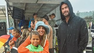 『アベンジャーズ』クリス・ヘムズワースの息子、サーフィン大会で優勝！