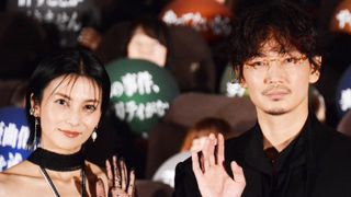 綾野剛、柴咲コウを紳士にエスコート 劇中で見せる“凍る目”称賛
