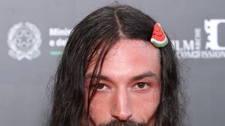 『ファンタビ』エズラ・ミラー、口ひげにドレス＆スイカヘアピン姿で映画祭に