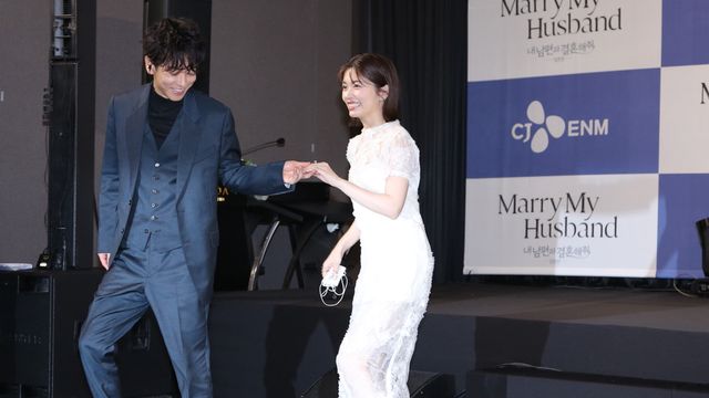 佐藤健の小芝風花エスコートに韓国の報道陣が大歓声！