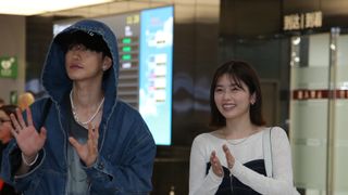 小芝風花&佐藤健、韓国・金浦空港でファンの熱烈歓迎!