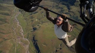 トム・クルーズ、上空2,400mで飛行機に乗り移る!『ミッション:インポッシブル』生身の超絶スタントの裏側が公開