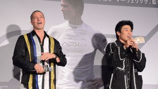 ブラッド・ピット、ポケットから1万5千円　中尾明慶に現金手渡し