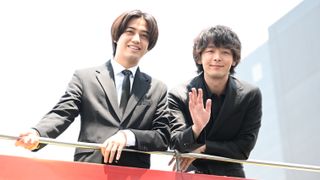 高橋海人x中村倫也、昼時の赤坂にサプライズ登場　通行人が騒然＆黄色い歓声【本人コメントあり】