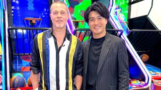 ブラッド・ピット、日本で森本慎太郎とゲーセン対決にプリクラ撮影まで!特別映像が公開