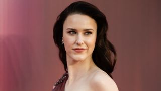 脇腹見せ！『スーパーマン』新ヒロイン女優、大胆切れ込みドレスで登場