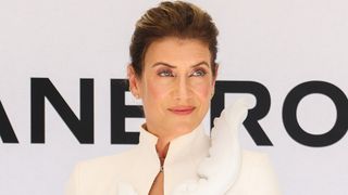 首から腰まで真っ二つに裂けたドレス！「グレイズ・アナトミー」女優の大胆ファッションが話題