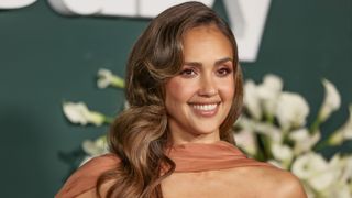 ジェシカ・アルバ、12歳年下のマーベル俳優とカジュアルな交際中