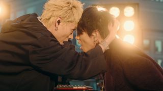 佐藤健＆菅田将暉が歌唱！「グラスハート」ライバルユニット・OVER CHROME新場面写真公開