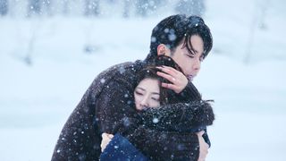 「私の夫と結婚して」最終話あらすじ・場面写真公開　雪の中で抱き合う小芝風花＆佐藤健も