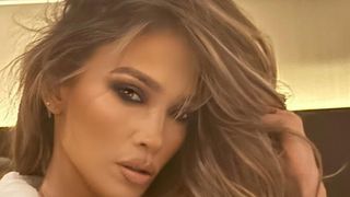 ジェニファー・ロペス56歳に！美しすぎるバスローブ姿を公開