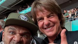 トム・クルーズ、自分のことを「クソ野郎」と酷評したオアシスのライブを満喫！