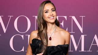 ジェシカ・アルバ、12歳年下のマーベル俳優と熱烈キス！