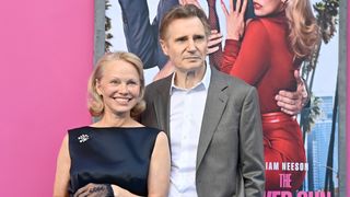 リーアム・ニーソンとパメラ・アンダーソンに交際報道「ロマンスは始まったばかり」