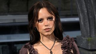 「ウェンズデー」女優、胸元ざっくり大胆ゴスドレスで登場！
