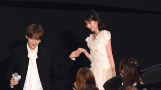 八木勇征、福本莉子をエスコート!黄色い悲鳴が響く
