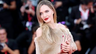 アンジェリーナ・ジョリー、海外移住へ　LAの自宅の売却準備中