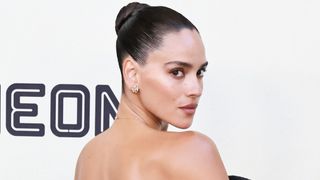 布が浮いてる…？『ヒットマン』女優が不思議な大胆ドレスで魅了