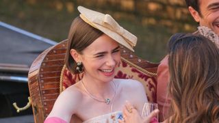 「エミリー、パリへ行く」ADが撮影中に倒れ突然死 47歳