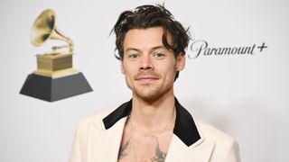 ハリー・スタイルズ、キャットウーマン女優と交際か　ロンドンでキス