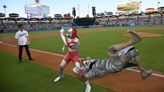 ウルトラマン、ドジャース始球式に登場　バルタン星人を豪快に背負い投げ