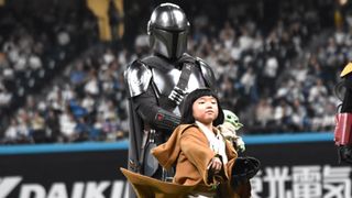 マンダロリアン&ベイダーが永尾柚乃の投球見守り大歓声!『スター・ウォーズ』一色の球場に降臨