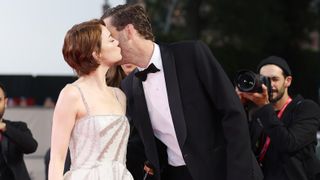 ラブラブ！エマ・ストーン、レッドカーペットで夫にキス