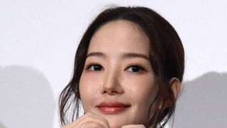 パク・ミニョン、美肌見せドレスで魅了!キュートなファンサに沸く