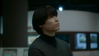松村北斗＆高畑充希、実写『秒速5センチメートル』アニメの再現カット含む場面写真が公開