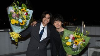 高橋海人&中村倫也「DOPE」笑顔のクランクアップ!バディ最後の撮影に“チームDOPE”集合【コメントあり】