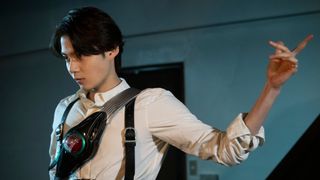 「仮面ライダーゼッツ」第1話あらすじ 無敵のエージェント・万津莫、謎の人物に遭遇