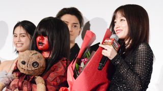 橋本環奈、“赤い人”サプライズを言い当ててしまい苦笑「広報の皆さん、すみません」