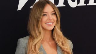 大胆！シドニー・スウィーニー、透けてるスーツ姿で魅了