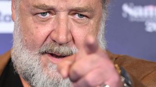 ラッセル・クロウ、28歳年下の婚約者とレッドカーペットに