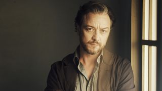 ジェームズ・マカヴォイ、酔っ払いに突然殴られる